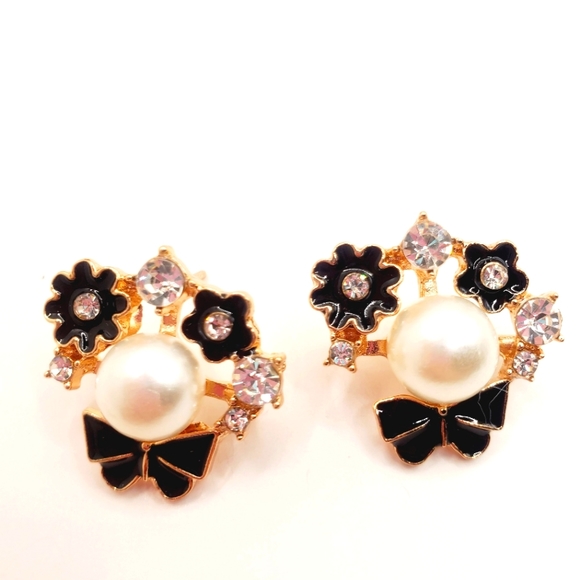 metal earrings with white imitation pearl / crystals and florals on brass - Picture 7 of 7